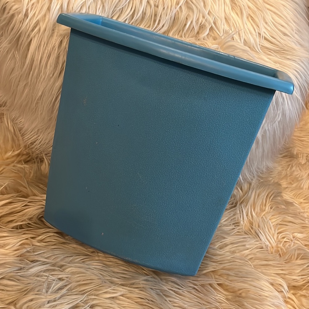 Adorable Vintage Rubbermaid Trash Can! - Picture 2 of 8